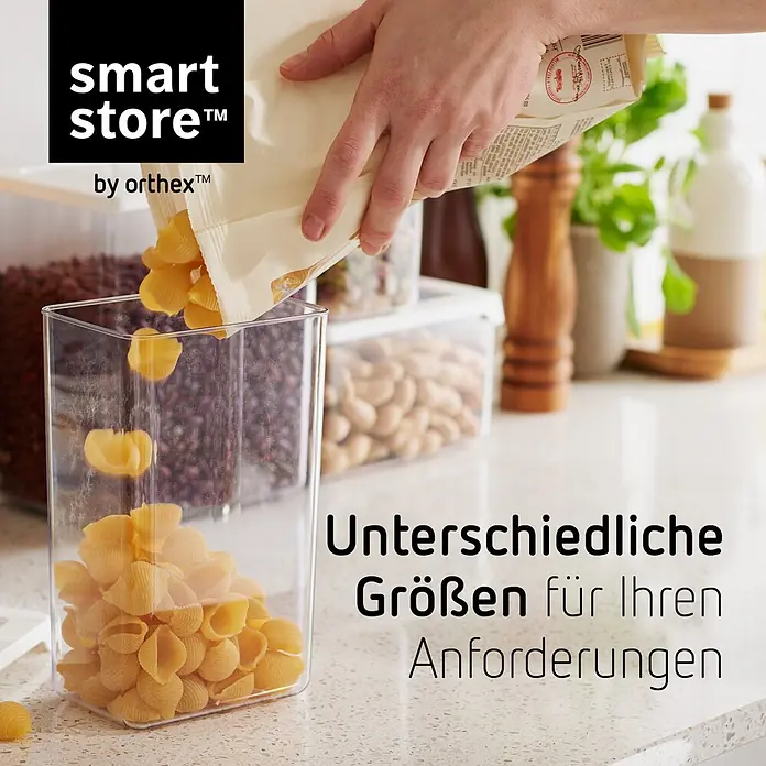 SmartStore Vorratsdose Vision - L x B x H: 12,5 x 9 x 28 cm, Kunststoff, Weiß - Transparente, rechteckige Lebensmittelbehälter werden mit Nudeln befüllt. Andere Behälter enthalten Trockenwaren in der Küche.