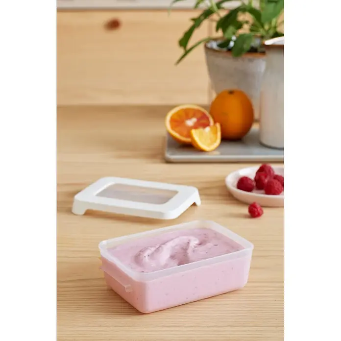SmartStore Vorratsdose Snack - L x B x H: 12,5 x 9,5 x 4,5 cm, Kunststoff, Weiß - Rechteckiger Kunststoffbehälter gefüllt mit rosa Beerenjoghurt oder Eiscreme, mit weißem Deckel daneben.