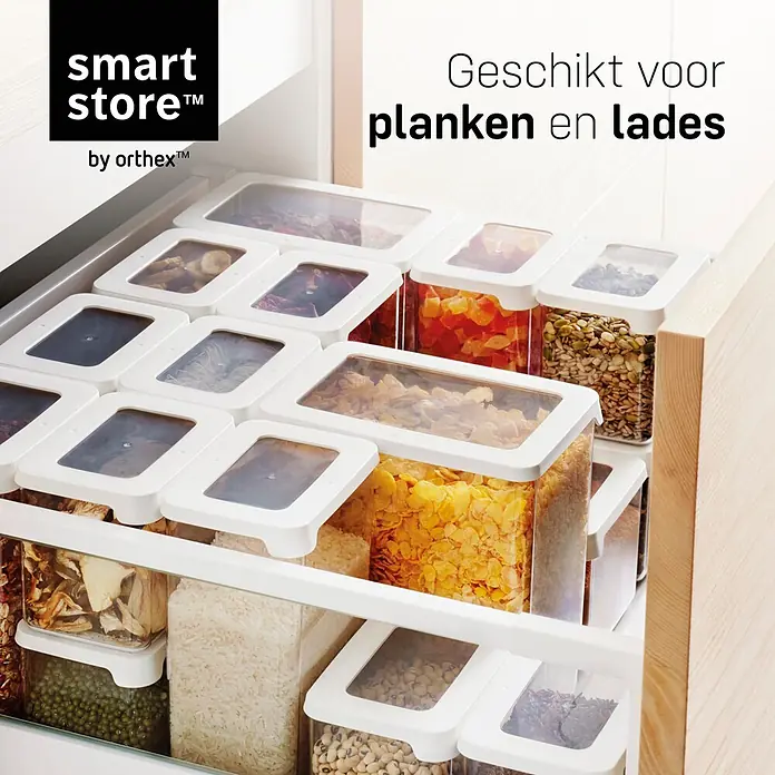 SmartStore Vorratsdose Vision - L x B x H: 12,5 x 9 x 20 cm, Kunststoff, Weiß - Klare Lebensmittelbehälter mit weißen Deckeln, ordentlich in einer Schublade verstaut, gefüllt mit Trockenwaren.