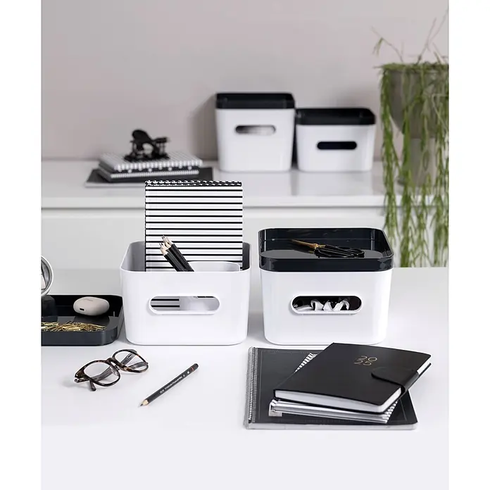 SmartStore Vorratsdose Compact - L x B x H: 20 x 20 x 16 cm, Kunststoff, Weiß - Weiße und schwarze modulare Schreibtisch-Organizer, teilweise mit Deckel, ordentlich mit Büromaterial gefüllt.