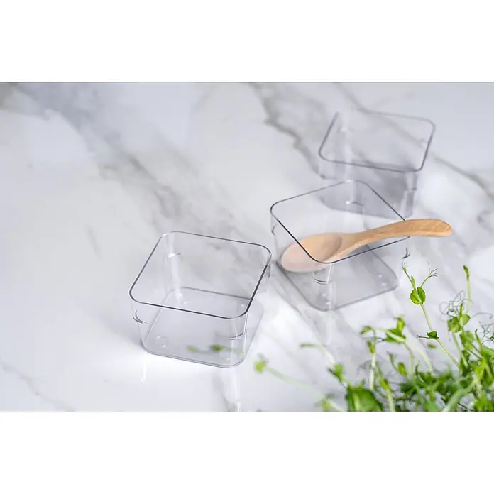 SmartStore Vorratsdose Compact Sort - L x B x H: 10 x 10 x 6 cm, Kunststoff, Transparent - Drei durchsichtige, quadratische Kunststoffbehälter, einer mit einem Holzlöffel, daneben frische grüne Sprossen.