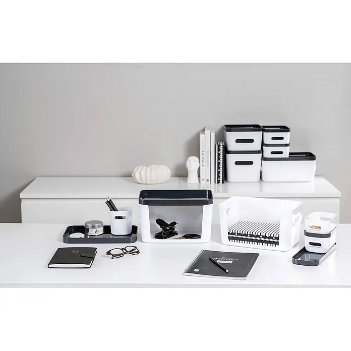 SmartStore Vorratsdose Compact - L x B x H: 20 x 20 x 12 cm, Kunststoff, Weiß - Weiße und schwarze Schreibtisch-Organizer und Aufbewahrungsboxen aus Kunststoff auf einem Schreibtisch mit Büromaterialien.