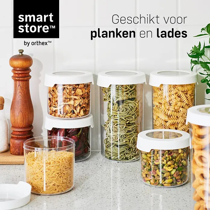 SmartStore Vorratsdose Vision - L x B x H: 12,5 x 9 x 28 cm, Kunststoff, Weiß - Transparente Lebensmittelbehälter mit weißen Deckeln, gefüllt mit Trockennahrung, auf einer Küchentheke. Geeignet für Regale und Schubladen.