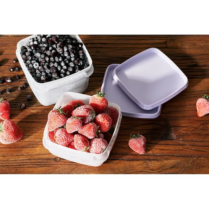 SmartStore Vorratsdosen-Set - L x B x H: 12 x 12 x 9,5 cm, Kunststoff, Weiß/Violett - Weiße Plastik-Lebensmittelbehälter mit gefrorenen Beeren, lila Deckeln, auf einem Holztisch.