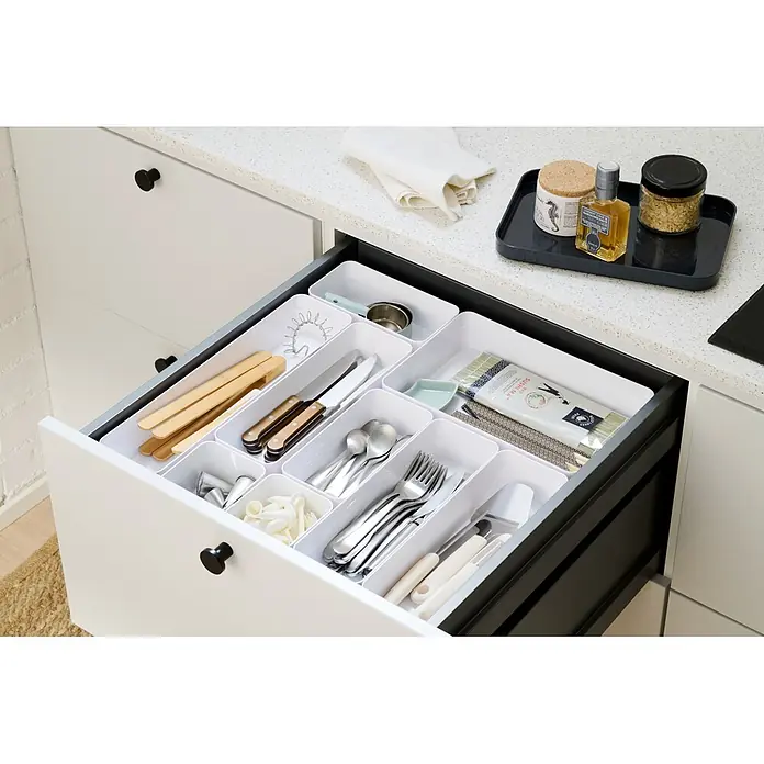 SmartStore Vorratsdose Compact Sort - L x B x H: 20 x 29,5 x 6 cm, Kunststoff, Weiß - Weiße modulare Schubladenorganizer ordnen diverse Küchenutensilien in einer offenen Schublade.