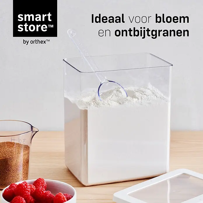 SmartStore Vorratsdose Vision - L x B x H: 18 x 12,5 x 20 cm, Kunststoff, Weiß - Klarer, rechteckiger Lebensmittelbehälter mit Schaufel, gefüllt mit Mehl. Ideal für Mehl und Getreide.