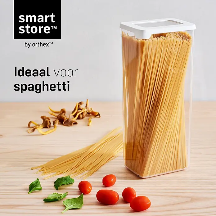 SmartStore Vorratsdose Vision - L x B x H: 12,5 x 9 x 28 cm, Kunststoff, Weiß - Transparenter Kunststoffbehälter mit weißem Deckel, gefüllt mit Spaghetti, auf einem Holztisch mit Zutaten.