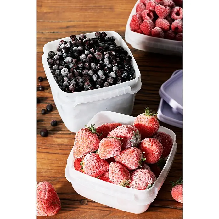 SmartStore Vorratsdosen-Set - L x B x H: 12 x 12 x 6,5 cm, Kunststoff, Weiß/Violett - Klare Plastikbehälter gefüllt mit gefrosteten gefrorenen Erdbeeren, dunklen Beeren und Himbeeren.