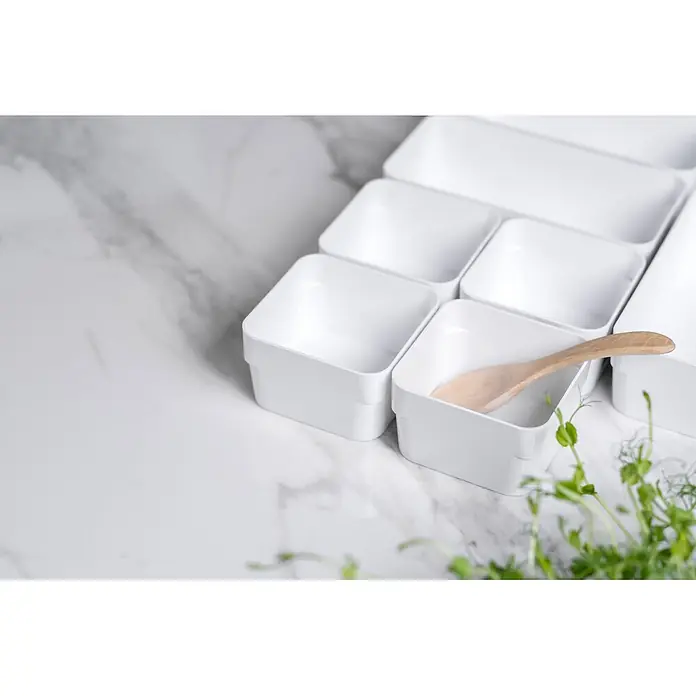 SmartStore Vorratsdose Compact Sort - L x B x H: 10 x 10 x 6 cm, Kunststoff, Weiß - Weiße modulare Behälter, einer davon mit einem kleinen Holzlöffel.