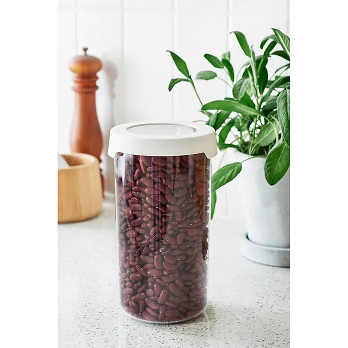 SmartStore Vorratsdose Vision - Ø x H: 11,5 x 20 cm, Kunststoff, Weiß - Transparenter rechteckiger Lebensmittelbehälter mit weißem Deckel, gefüllt mit roten Kidneybohnen, auf einer Küchenzeile.