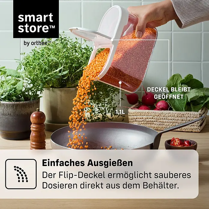 SmartStore Vorratsdose Flip - L x B x H: 18,5 x 9,5 x 17 cm, Kunststoff, Weiß - Klarer Smart Store Behälter mit weißem Klappdeckel, gefüllt mit roten Linsen, wird in eine Pfanne geschüttet. Der Deckel bleibt zum sauberen Dosieren offen. 1,1L.