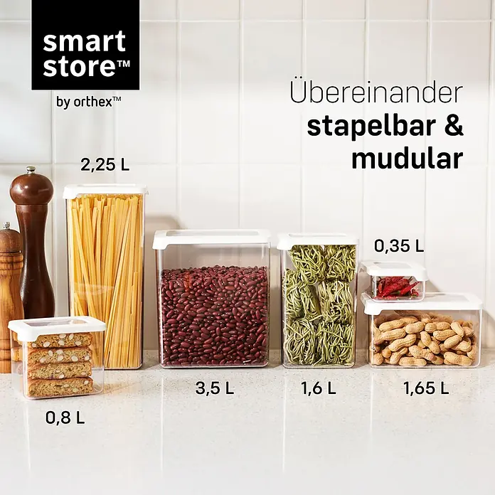 SmartStore Vorratsdose Vision - L x B x H: 12,5 x 9 x 5 cm, Kunststoff, Weiß - Transparente, stapelbare Smartstore Vorratsdosen von Orthex (0,35L bis 3,5L) mit weißen Deckeln, gefüllt mit Nudeln, Bohnen und Snacks.