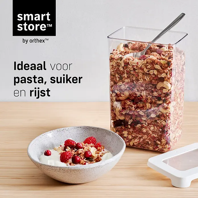 SmartStore Vorratsdose Vision - L x B x H: 12,5 x 9 x 20 cm, Kunststoff, Weiß - Smart Store by Orthex klarer rechteckiger Lebensmittelbehälter, gefüllt mit Müsli, neben Joghurt. Ideal für Pasta, Zucker, Reis.