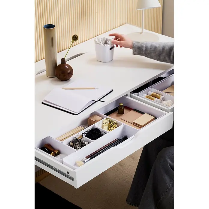 SmartStore Vorratsdose Compact Sort - L x B x H: 10 x 20 x 6 cm, Kunststoff, Weiß - Weißer Schreibtisch mit geöffneten Schubladen, die mit Bastelbedarf gefüllte Organizer zeigen; eine Hand greift nach einem Stift.
