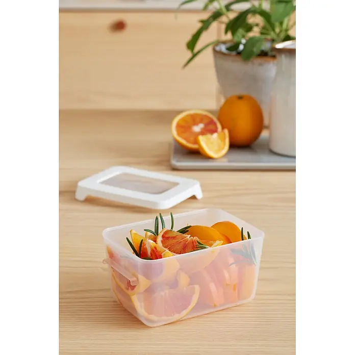 SmartStore Vorratsdose Snack - L x B x H: 12,5 x 9 x 7 cm, Kunststoff, Weiß - Semitransparenter Frischhaltebehälter mit Blutorangen, Orangen und Rosmarin, weißer Deckel im Hintergrund.