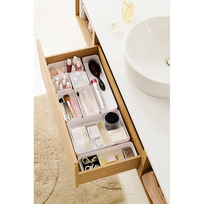 SmartStore Vorratsdose Compact Sort - L x B x H: 10 x 29,5 x 6 cm, Kunststoff, Weiß - Weiße modulare Schubladenorganizer in einem Holzbadschrank, die Toilettenartikel und Kosmetik ordentlich neben einem Waschbecken anordnen.