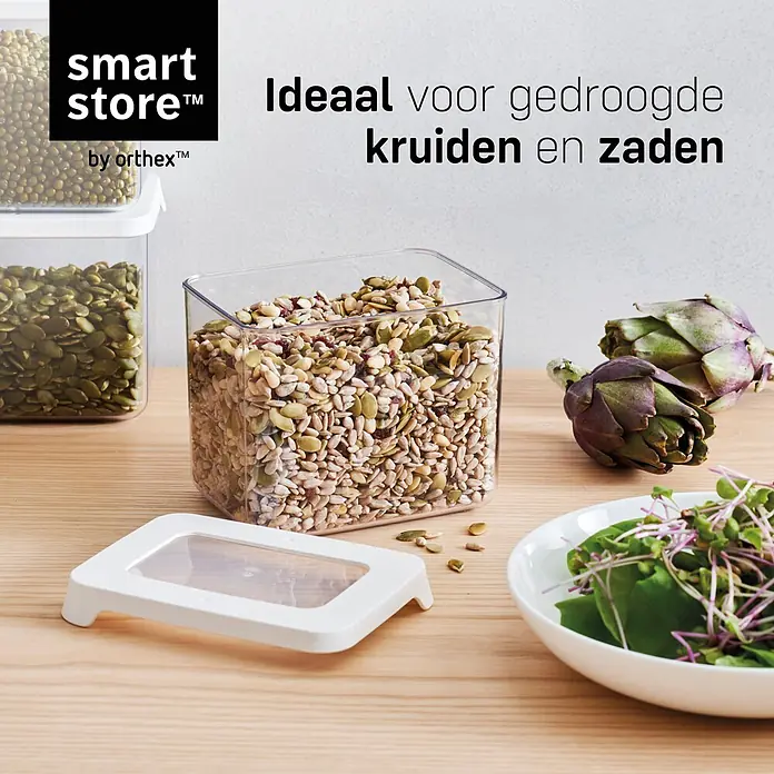 SmartStore Vorratsdose Vision - L x B x H: 12,5 x 9 x 10 cm, Kunststoff, Weiß - Klare Kunststoff-Vorratsbehälter, einer offen mit weißem Deckel, gefüllt mit getrockneten Samen auf einem Holztisch.