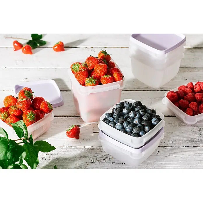 SmartStore Vorratsdosen-Set - L x B x H: 12 x 12 x 9,5 cm, Kunststoff, Weiß/Violett - Transparente Lebensmittelbehälter aus Kunststoff mit hellvioletten Deckeln, gefüllt mit Erdbeeren, Heidelbeeren und Himbeeren auf Holz.