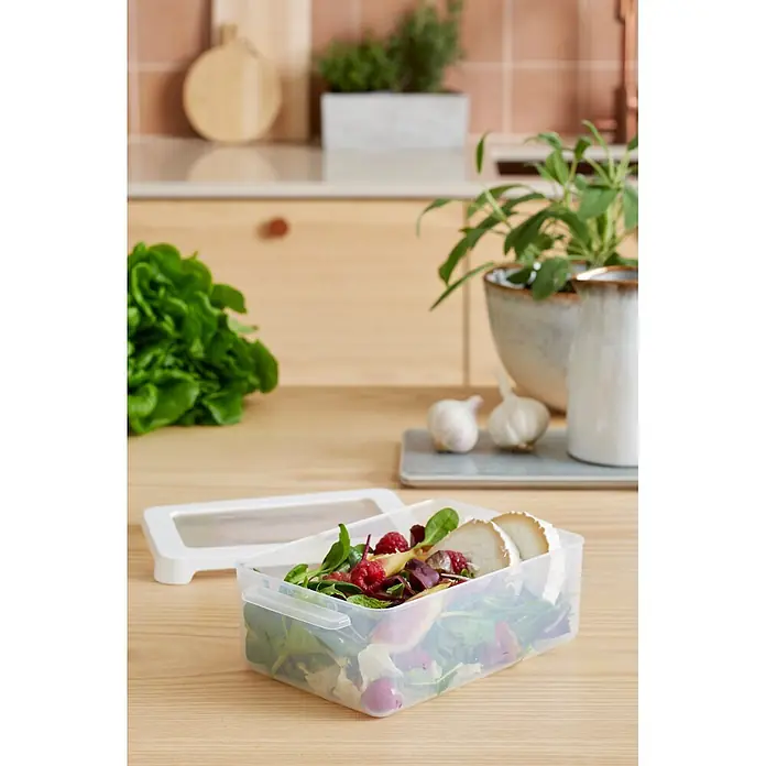 SmartStore Vorratsdose Snack - L x B x H: 18 x 12,5 x 7 cm, Kunststoff, Weiß - Klare Plastik-Essensbox mit weißem Deckel, gefüllt mit frischem Salat und Ziegenkäse, auf einer Küchenzeile.