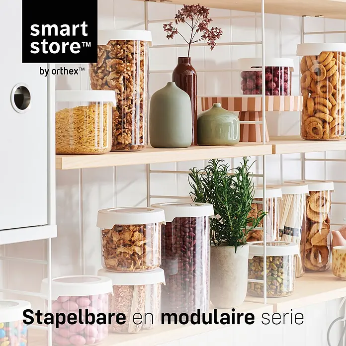SmartStore Vorratsdose Vision - L x B x H: 12,5 x 9 x 28 cm, Kunststoff, Weiß - Klare Kunststoff-Vorratsbehälter mit weißen Deckeln, gestapelt und auf Regalen organisiert, zeigen modulare Aufbewahrung für Lebensmittel.