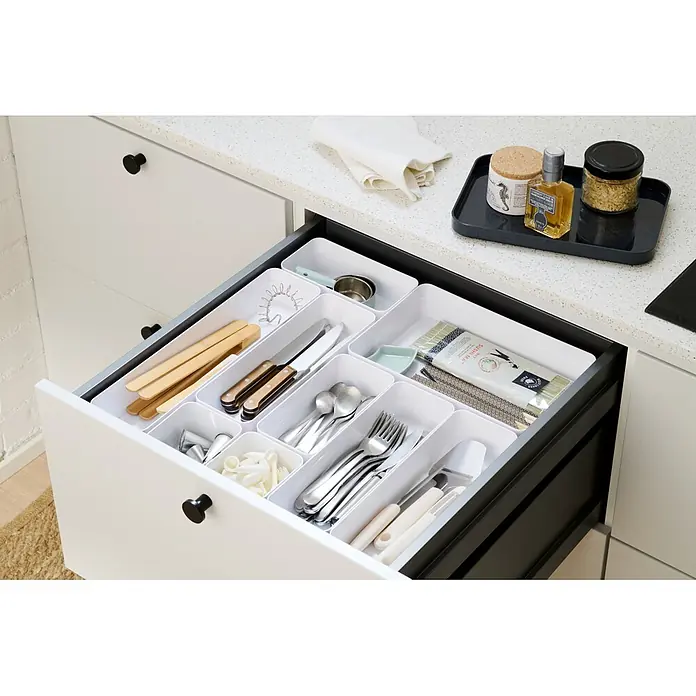 SmartStore Vorratsdose Compact Sort - L x B x H: 10 x 20 x 6 cm, Kunststoff, Weiß - Weiße Schubladenorganizer gefüllt mit verschiedenen Küchenutensilien in einer ordentlichen Küchenschublade.
