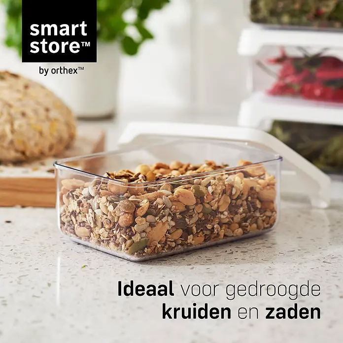 SmartStore Vorratsdose Vision - L x B x H: 12,5 x 9 x 5 cm, Kunststoff, Weiß - Klarer rechteckiger Lebensmittelbehälter mit weißem Deckel, gefüllt mit getrockneten Samen und Müsli.