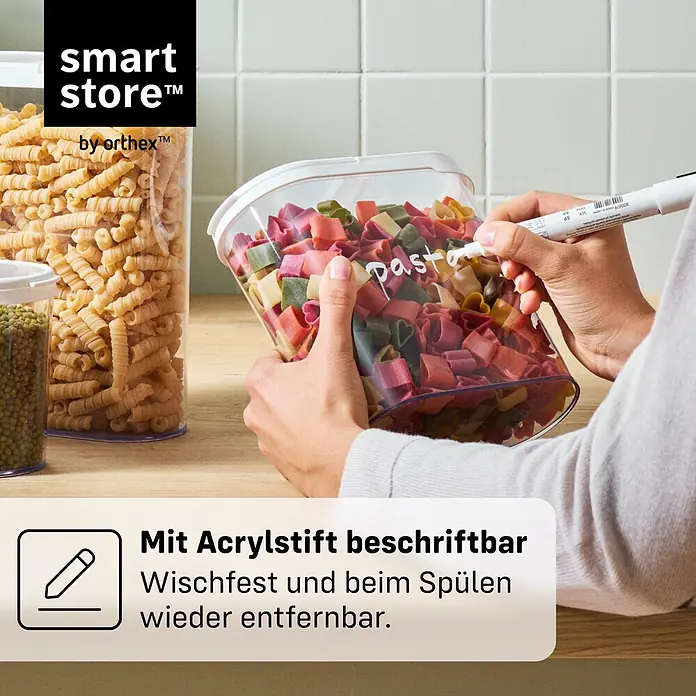 SmartStore Vorratsdose Flip - L x B x H: 18,5 x 9,5 x 17 cm, Kunststoff, Weiß - Transparenter Lebensmittelbehälter wird mit weißem Stift beschriftet, gefüllt mit Pasta.