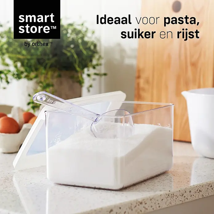SmartStore Vorratsdose Vision - L x B x H: 18 x 12,5 x 10 cm, Kunststoff, Weiß - Durchsichtiger Lebensmittelbehälter aus Kunststoff mit weißem Deckel und Schaufel, gefüllt mit Zucker auf Küchenzeile, ideal für Trockenwaren.