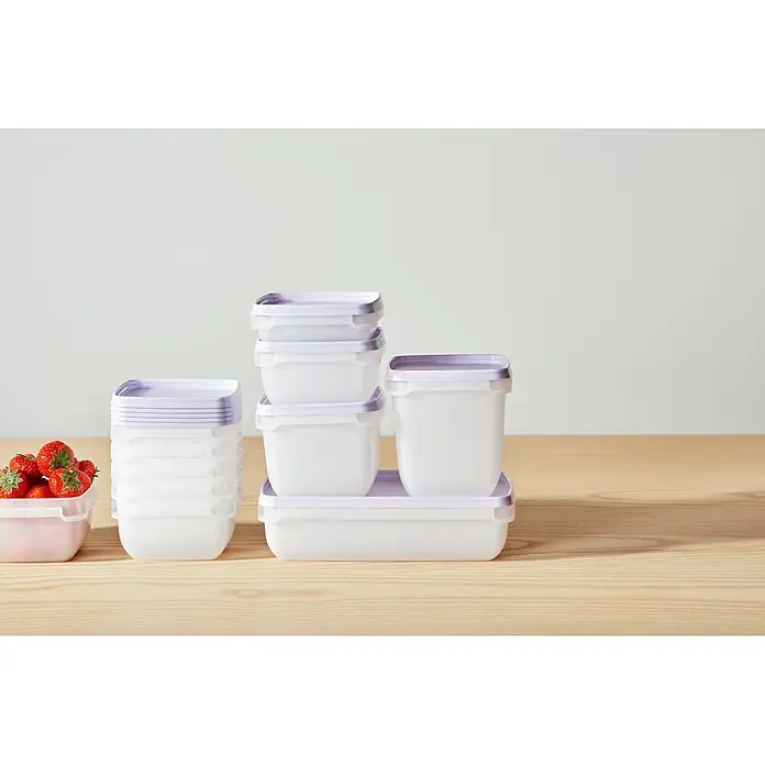 SmartStore Vorratsdosen-Set - L x B x H: 12 x 12 x 6,5 cm, Kunststoff, Weiß/Violett - Gestapelte weiße, durchscheinende Lebensmittelbehälter mit lila Deckeln; einer enthält Erdbeeren.