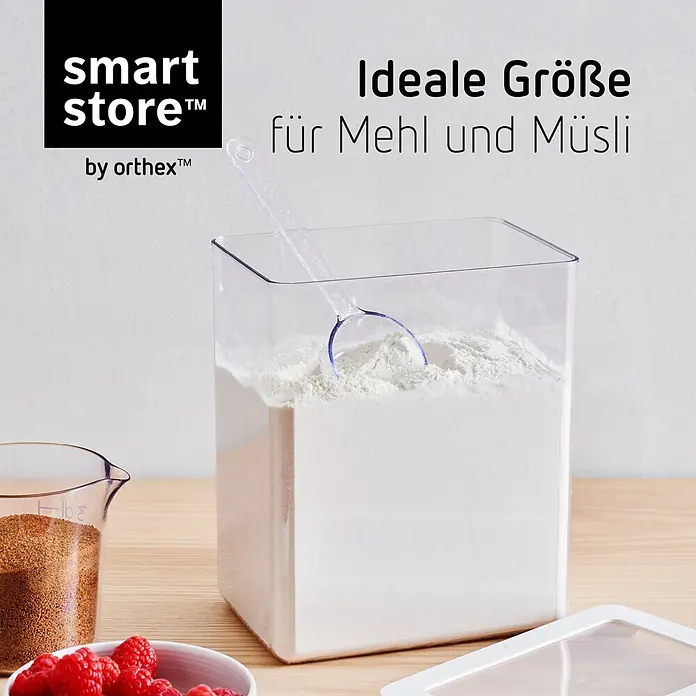 SmartStore Vorratsdose Vision - L x B x H: 18 x 12,5 x 20 cm, Kunststoff, Weiß - Transparenter Kunststoff-Vorratsbehälter gefüllt mit Mehl und einem Messlöffel, im Küchenambiente mit weiteren Zutaten.