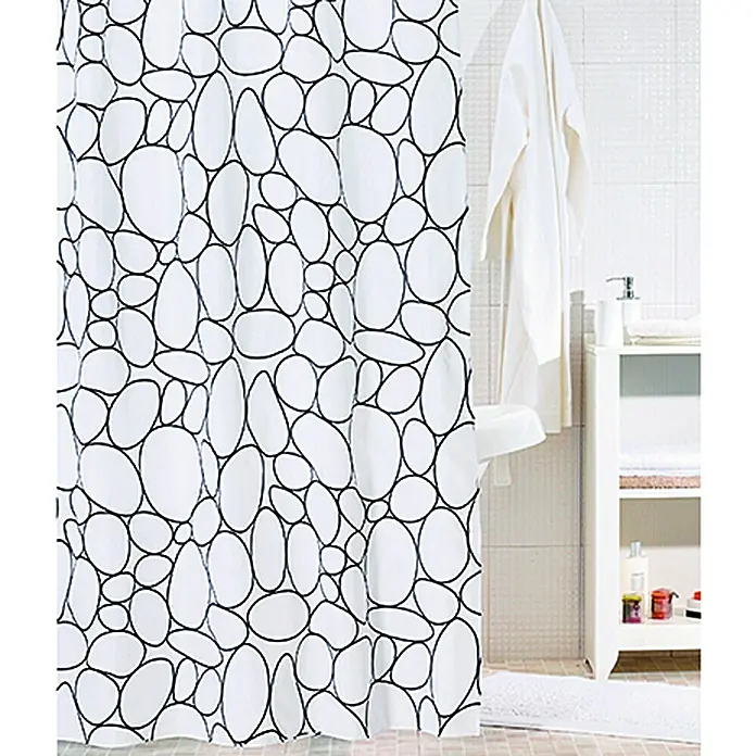 Venus Textil-Duschvorhang Stones - 120 x 200 cm, Schwarz/Weiß - Eine weiße Duschvorhang mit einem schwarzen Kieselsteinmuster hängt in einem Badezimmer neben einer weißen Badewanne.