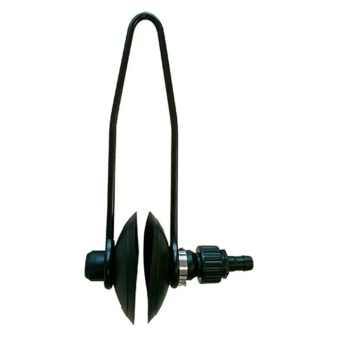 Spülanschluss Motor Flusher - Mit Schlauchadapter - Das Produkt ist ein schwarzes, schaufelförmiges Wasserrückschlagventil mit Schlauchanschluss, das über einen gebogenen Bügel an der Ventilbasis befestigt ist.