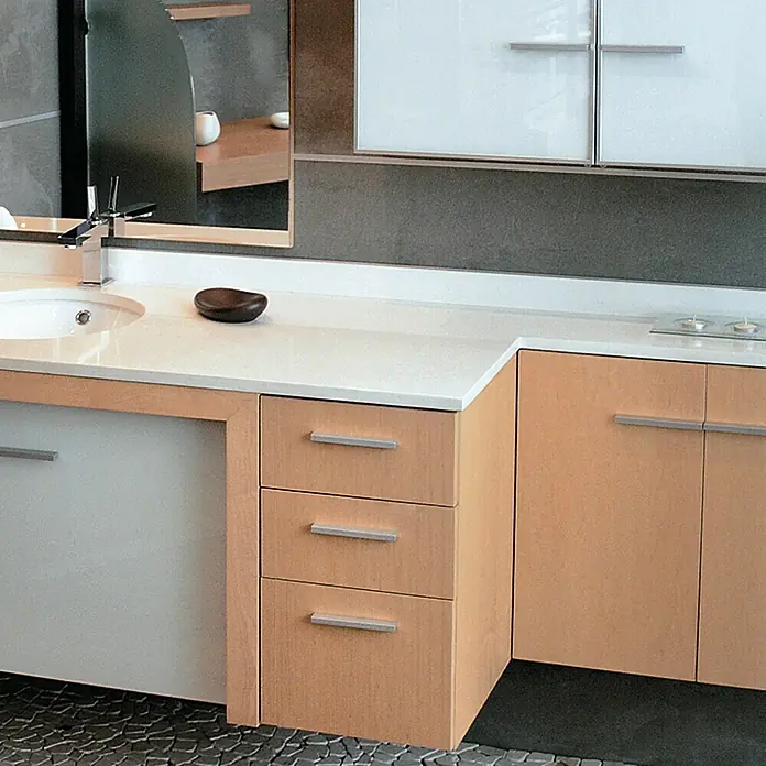Rei Tirador para muebles - Distancia entre orificios: 96 mm, Tipo de tirador del mueble: Barra, Aluminio - Un mueble de baño con encimera blanca, gabinete de madera clara y un lavabo con grifo cromado brillante.