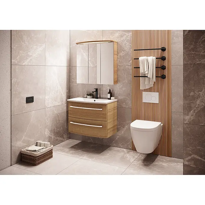 Camargue Swing K Waschtischunterschrank - B x T x H: 69,4 x 43,9 x 51,8 cm, Berg Eiche, Farbe Griff: Chrom - Modernes Bad mit Holz-Waschtisch, Spiegelschrank, wandhängendem WC und schwarzem Handtuchwärmer.