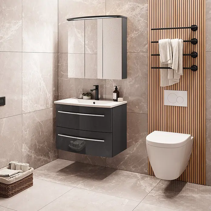 Camargue Swing K LED-Spiegelschrank - B x H: 70,4 x 70,2 cm, Mit Beleuchtung, Grafit - Modernes Badezimmer mit dunkelgrauem Waschtisch, weißem Waschbecken, schwarzem Wasserhahn und Spiegelschrank. Wand-WC und Holzlamellenwand.