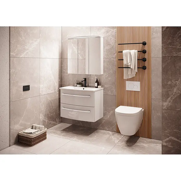 Camargue Swing K Waschtischunterschrank - B x T x H: 69,4 x 43,9 x 51,8 cm, Weiß, Farbe Griff: Chrom - Modernes Badezimmer mit hellbeigem Waschtisch, Spiegelschrank, wandhängendem WC und schwarzem Handtuchwärmer an einer Akzentwand aus Holzlamellen.