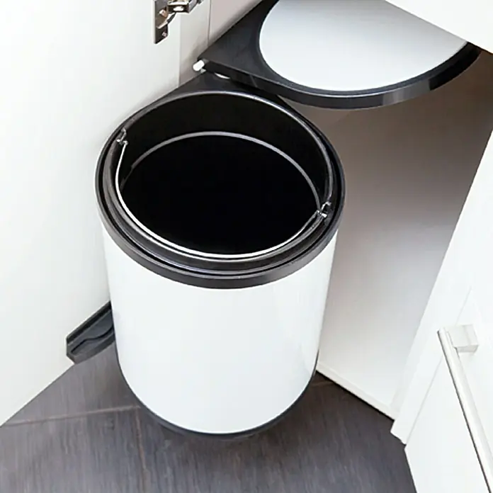 Venus Einbaumülleimer - 12 l, Metall, Weiß - Weißer Eimer mit schwarzem Deckel und schwarzen Details im Eckschrank. Der Eimer hat einen Metalleinsatz und einen Pedalmechanismus.