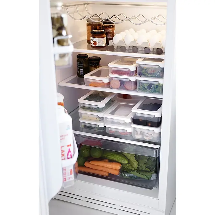 SmartStore Vorratsdose Snack - L x B x H: 12,5 x 9,5 x 4,5 cm, Kunststoff, Weiß - Ein gut organisierter Kühlschrank mit durchsichtigen Kunststoffbehältern und weißen Deckeln zur Aufbewahrung von frischen Lebensmitteln und zubereiteten Mahlzeiten.