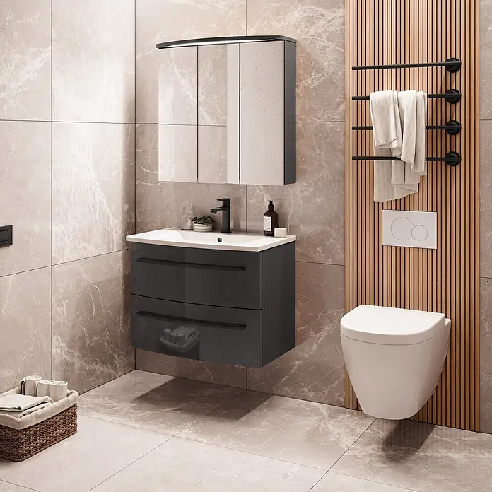 Camargue Swing K Waschtischunterschrank - 69,4 x 43,9 x 51,8 cm, Grafit, Farbe Griff: Schwarz - Modernes Badezimmer mit dunkelgrauem Waschtisch und weißem Waschbecken, Spiegelschrank, wandhängendem WC und schwarzem Handtuchhalter an einer Holzpaneelwand.