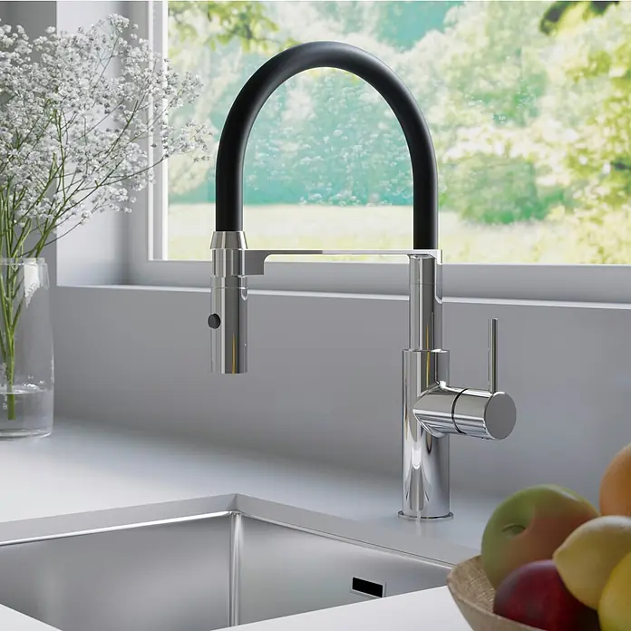Lenz Spültischarmatur Nalu - Chrom/Schwarz, Glänzend - Moderner Chrom-Küchenarmatur mit schwarzem, flexiblem Ausziehauslauf und Hebelgriff, in einer Edelstahlspüle installiert.