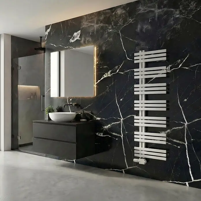 Interpromo Badheizkörper Ignis 50x160cm Weiß - Handtuchheizkörper Heizkörper Bad mit Wandmontage - B x H: 50 x 160 cm, Alpinweiß - Weißer Handtuchwärmer mit Querstreben an dunkler Marmorbadwand.