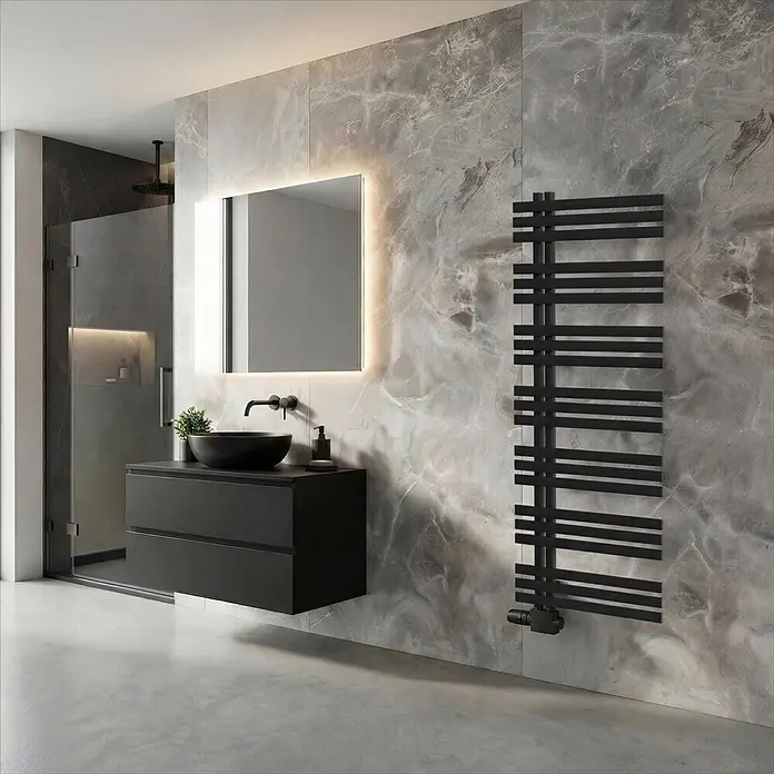 Interpromo Badheizkörper Ignis 60x160cm Schwarz - Handtuchheizkörper Heizkörper Bad mit Wandmontage - B x H: 60 x 160 cm, Strukturschwarz - Schwarzer Flachbalken-Handtuchwärmer an marmorierter Wand in modernem Bad.