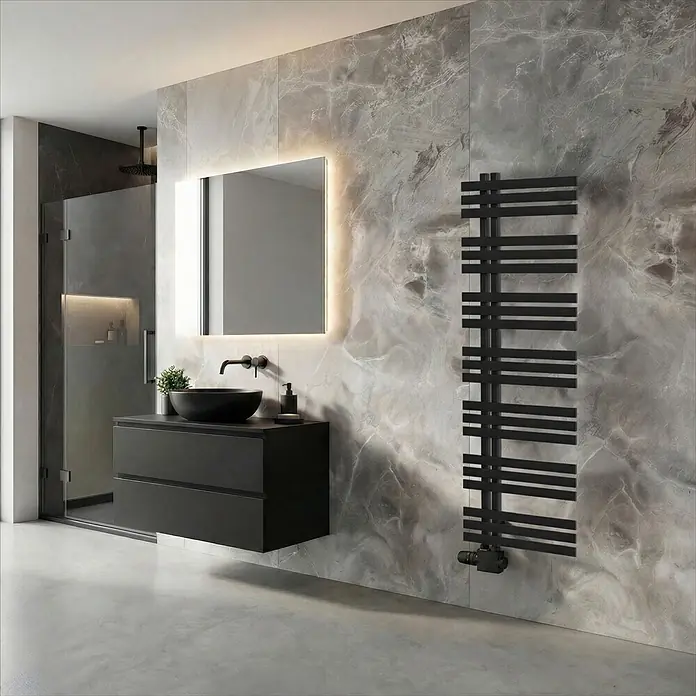 Interpromo Badheizkörper Ignis 50x160cm Schwarz - Handtuchheizkörper Heizkörper Bad mit Wandmontage - Strukturschwarz - Modernes Badezimmer mit schwarzem Waschtisch, Aufsatzwaschbecken, hinterleuchtetem Spiegel und schwarzem vertikalem Handtuchwärmer an Marmorwänden.