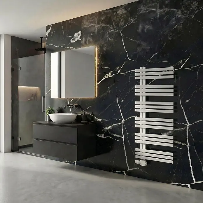 Interpromo Badheizkörper Ignis 60x140cm Weiß - Handtuchheizkörper Heizkörper Bad mit Wandmontage - B x H: 60 x 140 cm, Alpinweiß - Modernes Badezimmer mit schwarzen Marmorwänden, weißem Aufsatzwaschbecken, beleuchtetem Spiegel und weißem Handtuchwärmer.