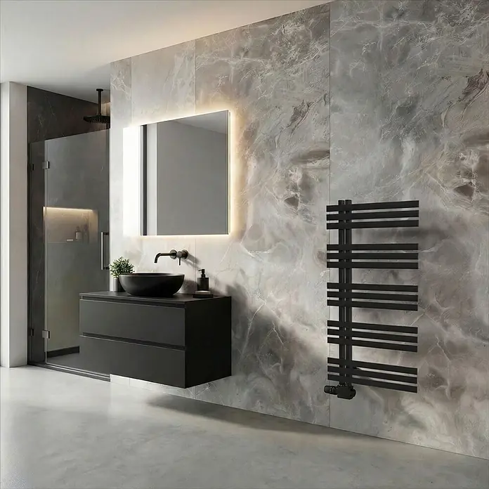 Interpromo Badheizkörper Ignis 60x120cm Schwarz - Handtuchheizkörper Heizkörper Bad mit Wandmontage - Strukturschwarz - Modernes Badezimmer mit schwarzem schwebendem Waschtisch, Aufsatzwaschbecken, beleuchtetem Spiegel und schwarzem Handtuchheizkörper an einer Marmorwand.