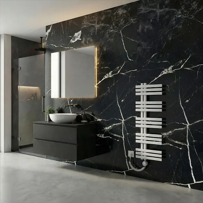 Interpromo Elektro-Badheizkörper Ignis 40x120cm - Weiß 400 W inkl. Heizstab - B x H: 40 x 120 cm - Elegantes Badezimmer mit schwarzen Marmorwänden, markanter weißer Maserung, schwebendem Waschtisch und Handtuchwärmer.