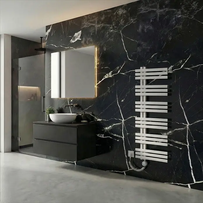 Interpromo Elektro-Badheizkörper Ignis 50x140cm - Weiß 600 W inkl. Heizstab -  - Luxuriöses modernes Badezimmer mit schwarzen Marmorwänden, dunklem Waschtisch, beleuchtetem Spiegel und weißem Handtuchwärmer.