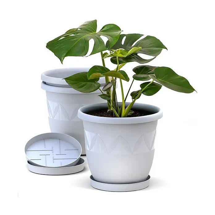 Plastard Pflanztopf Capri 3er Set mit Untersetzer in Weiß – Blumentopf - Außenmaß (Ø x H): 35 x 30 cm, Kunststoff, Weiß - Set weißer Kunststoff-Blumentöpfe mit geometrischem Muster, einer mit Pflanze, und passenden Untersetzern.
