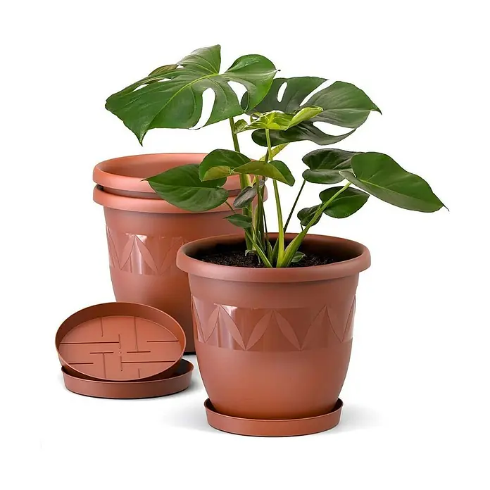 Plastard Pflanztopf Capri 3er Set mit Untersetzer in Terrakotta – Blumentopf - Außenmaß (Ø x H): 21 x 18 cm, Kunststoff, Terrakotta - Braune Kunststoff-Blumentöpfe mit geometrischem Muster, bepflanzt mit Monstera, und passende Untersetzer.
