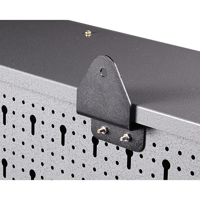 Ondis24 Werkbank-Set - L x B: 160 x 60 cm, Arbeitshöhe: 850 mm, Metall - Dunkelgraue, texturierte Metall-Montagehalterung, mit Schrauben sicher an einer hellgrauen, perforierten Platte befestigt.